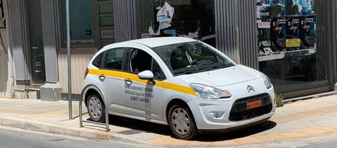 Χανιά: Όχημα του δήμου πάρκαρε πάνω σε ράμπα για ΑμεΑ! (φώτο)